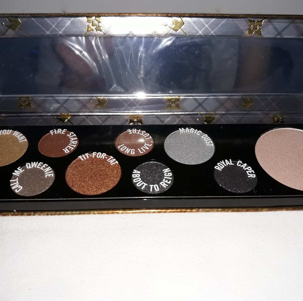 Mac girl QWEEN SUPREME  eyeshadow palette